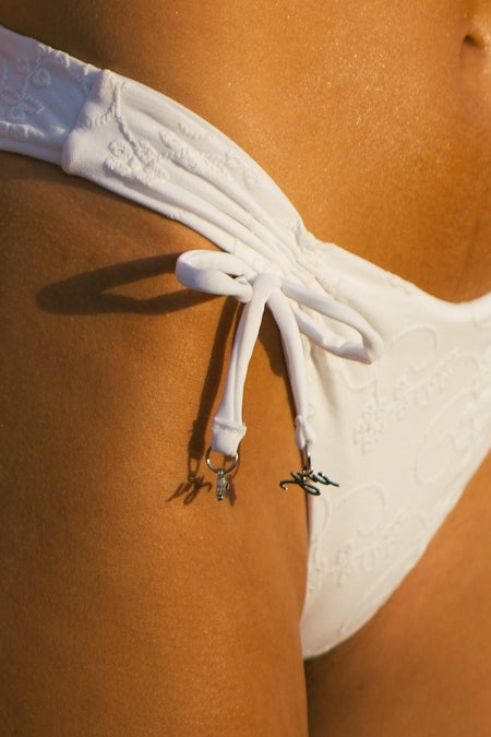 Clove in White Bottoms